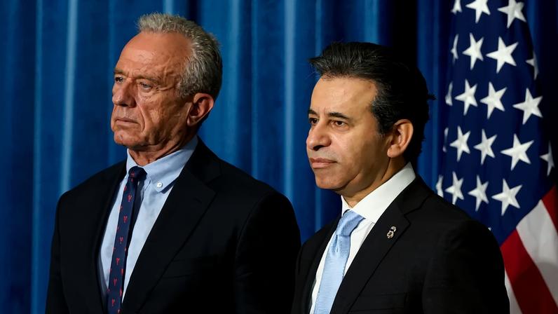 O: O Secretário de Saúde e Serviços Humanos dos EUA (HHS), Robert F. Kennedy Jr., e o Comissário da Administração de Alimentos e Medicamentos (FDA), Marty Makary