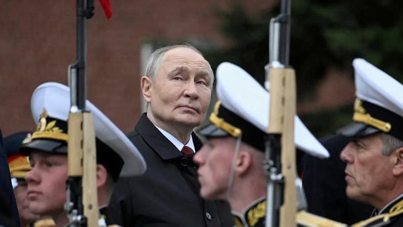 O presidente russo Vladimir Putin participa de uma cerimônia para depositar flores no Túmulo do Soldado Desconhecido, junto ao muro do Kremlin, no centro de Moscou, Rússia, em 9 de maio de 2026. ALEXANDER NEMENOV/Pool via REUTERS – TPX IMAGES OF THE DAY.