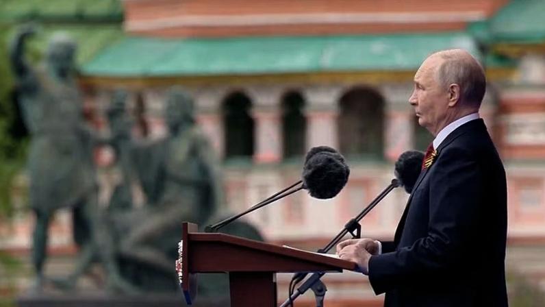 Presidente da Rússia, Vladimir Putin, discursa durante desfile do Dia da Vitória, em 9 de maio de 2026. — Foto: Pavel Bednyakov/Pool via Reuters