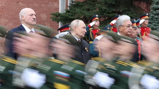 Putin participa de desfile comemorativo da vitória na Segunda Guerra Mundial, em versão reduzida