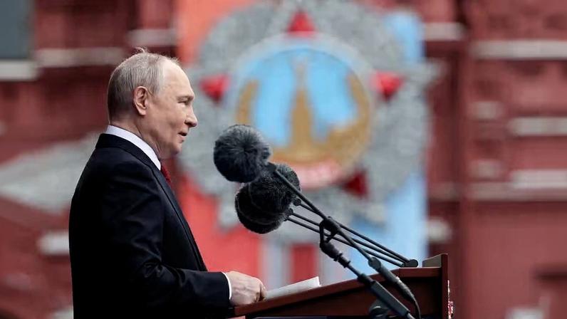 O presidente russo Vladimir Putin discursa durante um desfile militar no Dia da Vitória, que marca o 81º aniversário da vitória sobre a Alemanha nazista na Segunda Guerra Mundial, na Praça Vermelha, no centro de Moscou, Rússia , em 9 de maio de 2026