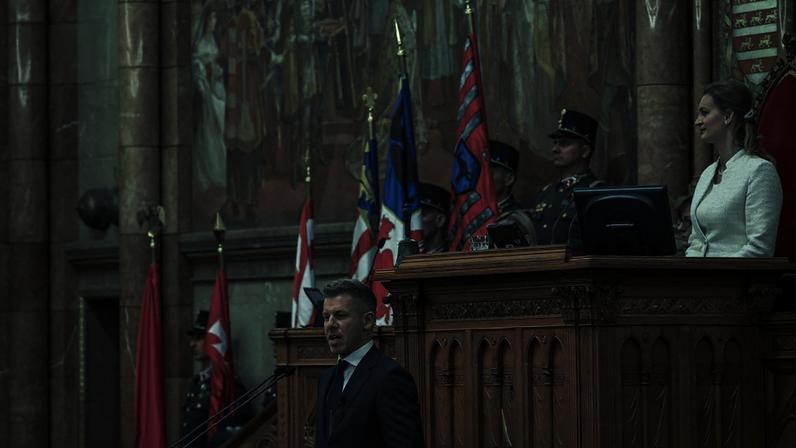 Peter Magyar discursa no Parlamento após se tornar o novo primeiro-ministro da Hungria 9 de maio de 2026 REUTERS/Bernadett Szabo