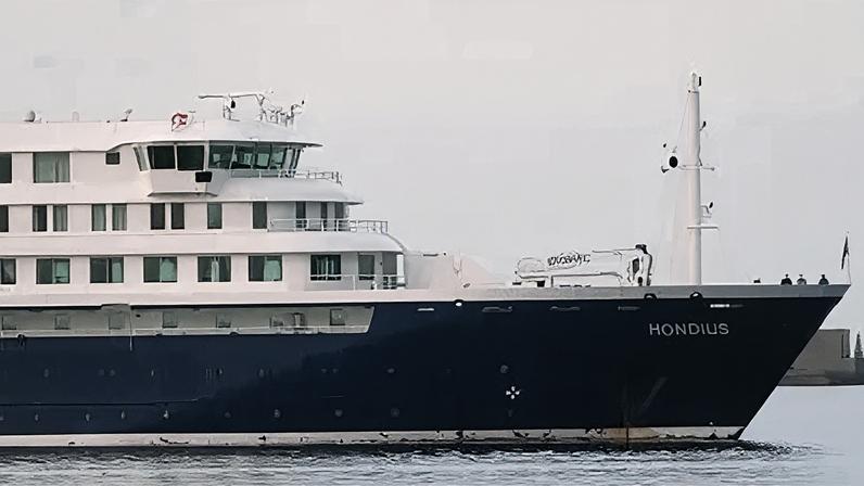 Retirada de passageiros começa após navio atingido por hantavírus ancorar perto de Tenerife
