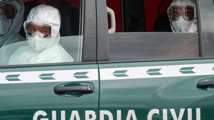 Passageiros britânicos do navio de cruzeiro MV Hondius, afetado por um surto de hantavírus, sentam-se dentro de um veículo da Guardia Civil a caminho do aeroporto, no porto de Granadilla de Abona, em Tenerife, Espanha, em 10 de maio de 2026. REUTERS/Hannah McKay