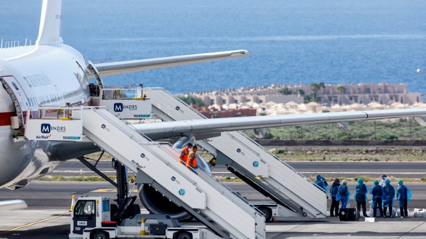 Passageiros começam a sair de navio com surto de hantavírus