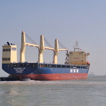 Navio graneleiro com destino ao Brasil atravessa o Estreito de Ormuz