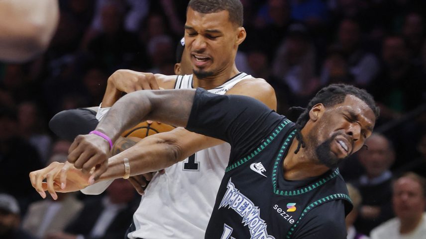 Momento em que Victor Wembanyama comete uma falta flagrante nível 2 contra o pivô do Minnesota Timberwolves Naz Reid durante o segundo quarto do Jogo 4 — Foto: Reuters