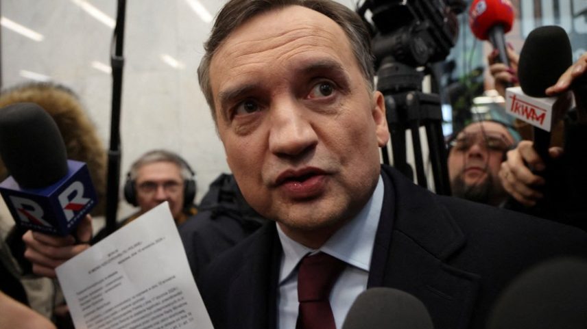Zbigniew Ziobro reage após ser detido pela polícia na sede da emissora polonesa TV Republika para ser levado a depor perante a Comissão de Investigação Pegasus, em Varsóvia, em 31 de janeiro de 2025