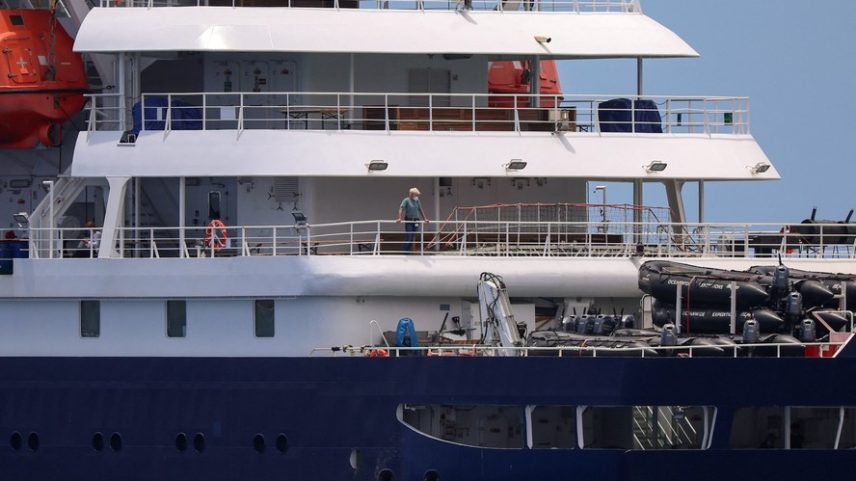 Navio MV Hondius durante remoção de passageiros em Tenerife, Espanha, nesta segunda (11/05) — Foto: REUTERS/Pedro Nunes