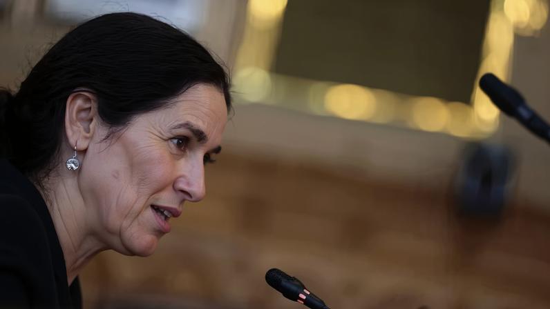 A indicada da Hungria para o cargo de Ministra das Relações Exteriores, Anita Orbán, participa de uma audiência de confirmação parlamentar em Budapeste, Hungria