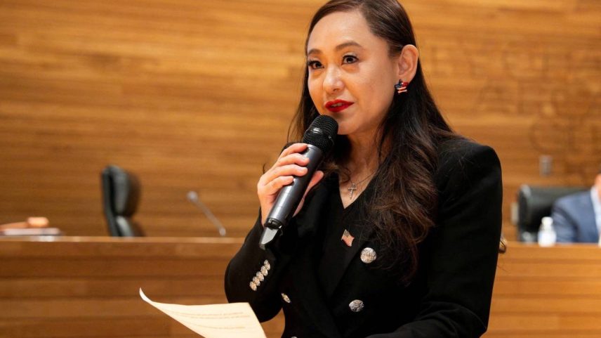 Eileen Wang fala em Arcádia, Califórnia, EUA. Wang, que assumiu o cargo de prefeito de Arcádia em fevereiro de 2026, renunciou ao cargo e ao conselho municipal de Arcádia em 11 de maio de 2026, após uma acusação federal de atuar como agente estrangeiro da China. Foto: Cidade de Arcádia - Prefeitura via Facebook/Divulgação via REUTERS
