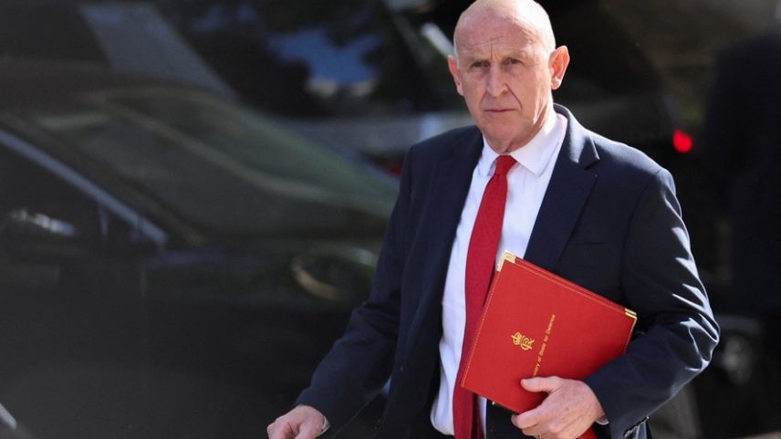 O secretário de Defesa britânico, John Healey , caminha pela Downing Street para participar de uma reunião de gabinete, na véspera da Abertura Oficial do Parlamento, em Londres