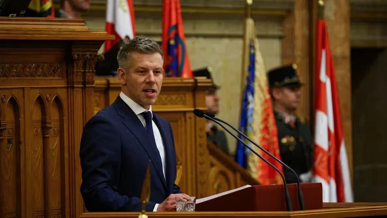 O primeiro-ministro húngaro, Peter Magyar, discursa no dia da posse dos novos membros do governo no Parlamento, em Budapeste, Hungria