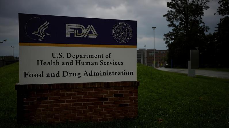 Placas são vistas do lado de fora da sede da Food and Drug Administration ( FDA ) em White Oak, Maryland, EUA