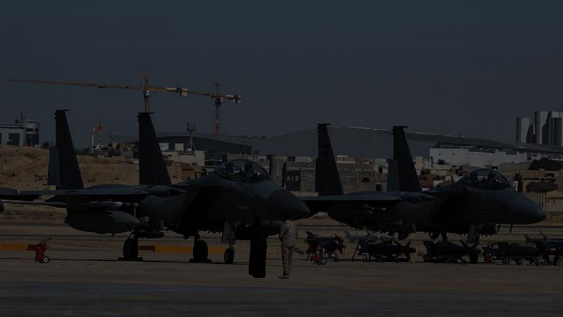 Caças F-15SA são vistos durante uma cerimônia de formatura e demonstração aérea que marca o 50º aniversário da fundação da Academia Aérea Rei Faisal em Riad, Arábia Saudita