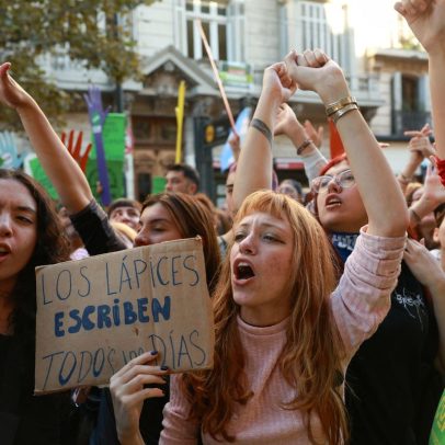 Marcha de estudantes protesta contra cortes promovidos por Milei