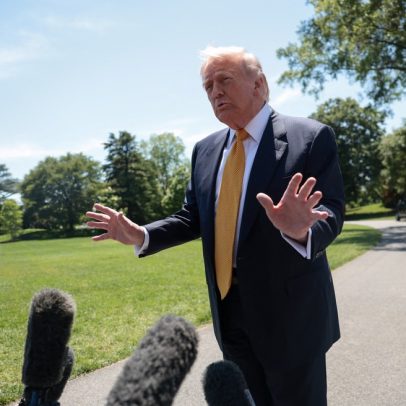Trump reage a pergunta sobre obra na Casa Branca, chamando jornalista de burra
