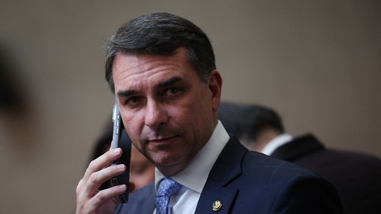 Flávio Bolsonaro reafirma que se limitou a captar recursos privados para filme sobre o pai