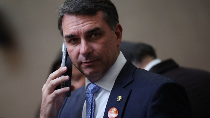 Senador Flávio Bolsonaro (PL-RJ) ao chegar para cerimônia de posse de Nunes Marques como presidente do TSE