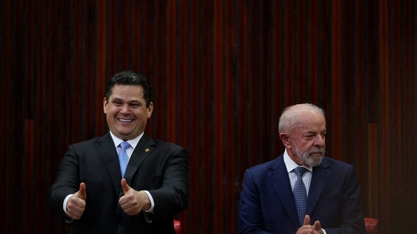 Presidente do Congresso, Davi Alcolumbre, e o presidente da República, Luiz Inácio Lula da Silva, na cerimônia de posse de Nunes Marques como presidente do TSE