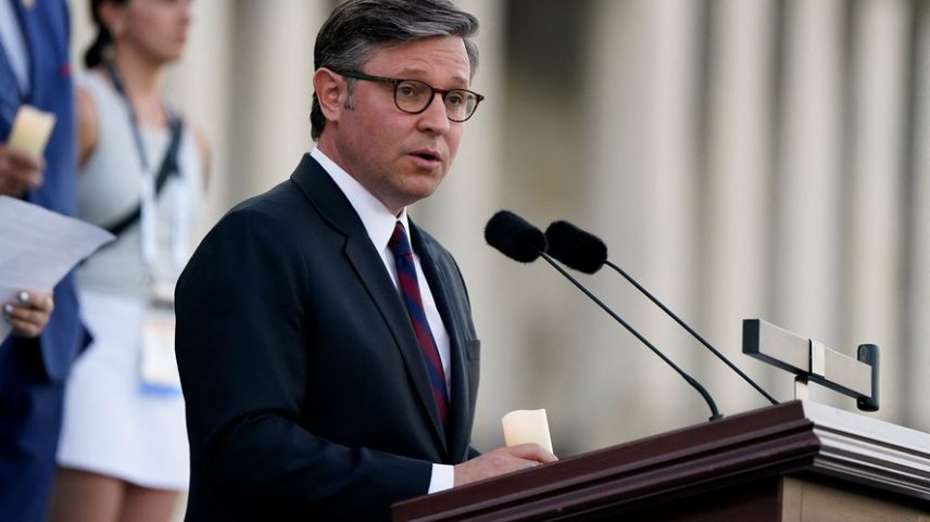 O presidente da Câmara dos Representantes dos EUA, Mike Johnson (republicano da Louisiana), discursa durante uma vigília à luz de velas em homenagem à Semana da Polícia, nos degraus do Capitólio dos EUA, em Washington, D.C., EUA, em 12 de maio de 2026