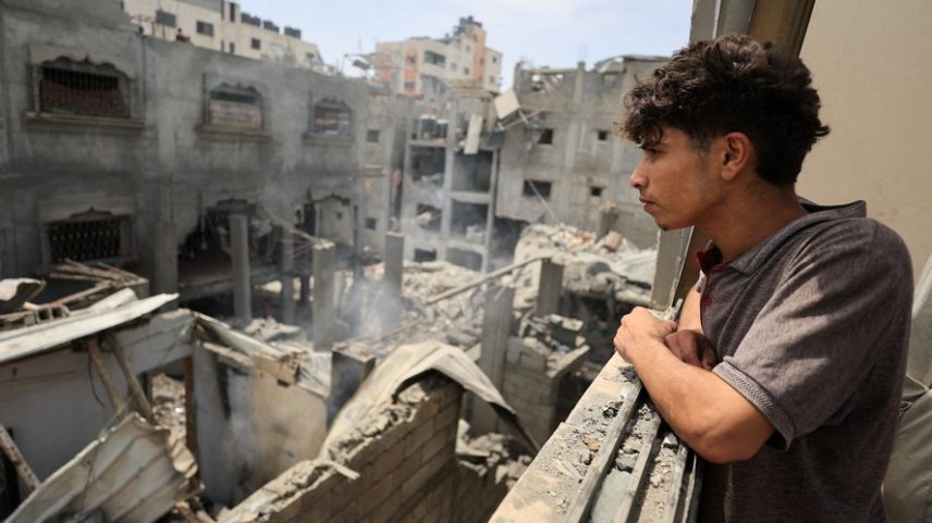 Palestinos inspecionam o local de um ataque aéreo israelense contra casas na sexta-feira, no campo de refugiados de Shati (Praia), na Cidade de Gaza , em 9 de maio de 2026