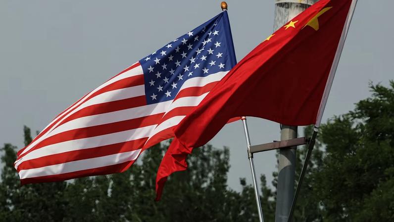 Bandeiras da China e dos Estados Unidos em uma rua chinesa antes da visita de Donald Trump ao país, em 13 de maio de 2026 — Foto: REUTERS/Tingshu Wang