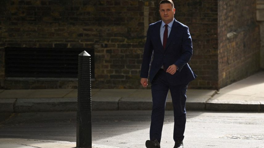 Ministro da Saúde do Reino Unido, Wes Streeting, próximo à residência oficial do premiê Keir Starmer antes de reunião em — Foto: REUTERS/Jaimi Joy