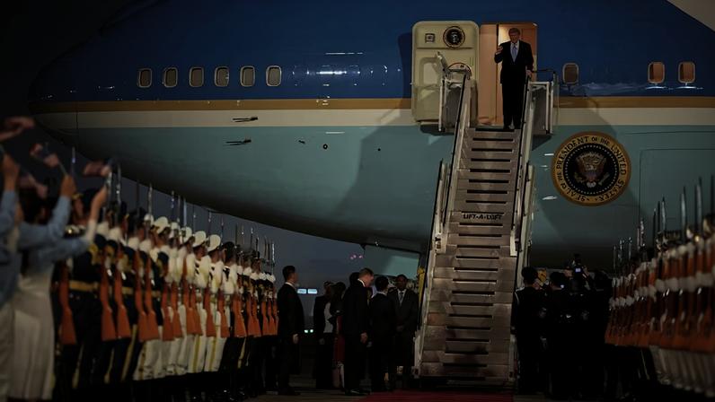 O presidente dos EUA, Donald Trump, desembarca em Pequim, na China, em 13 de maio de 2026. — Foto: Evan Vucci/ Pool via Reuters