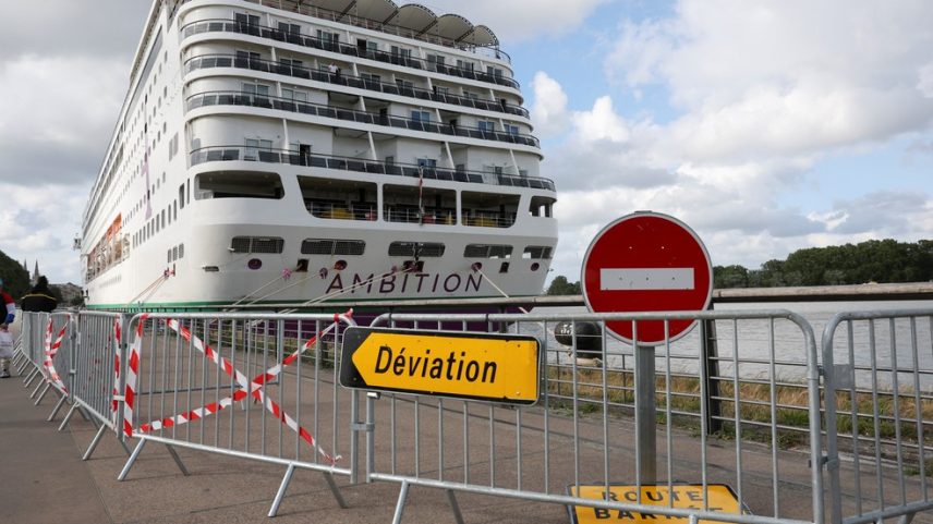 O navio de cruzeiro Ambition está atracado na França depois de as autoridades locais terem informado que os passageiros não podiam desembarcar devido a um possível surto de gastroenterite a bordo — Foto: REUTERS/Stephane Mahe