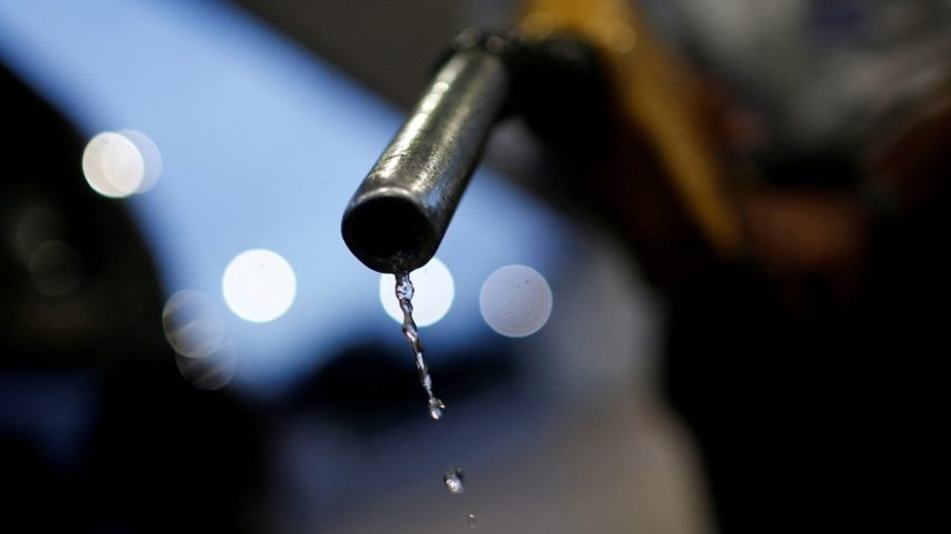 Gotejamento de gasolina escorrendo do bico de uma bomba de combustível