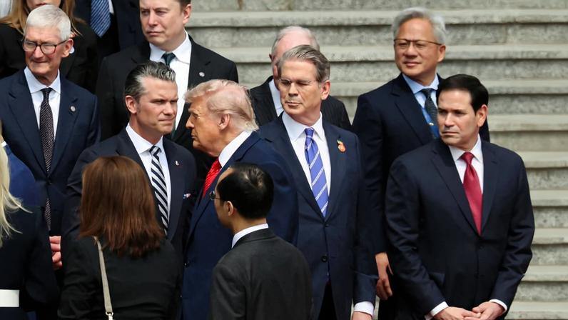 O presidente dos EUA, Donald Trump, observa ao lado do secretário de Estado dos EUA, Marco Rubio, do secretário do Tesouro dos EUA, Scott Bessent, do secretário de Defesa dos EUA, Pete Hegseth, Jensen Huang, fundador, presidente e CEO da Nvidia, do CEO da Tesla, Elon Musk, do CEO da Apple, Tim Cook, e outros, durante uma cerimônia de boas-vindas no Grande Salão do Povo, em Pequim, China, em 14 de maio de 2026. REUTERS/Maxim Shemetov/Pool/Foto de Arquivo