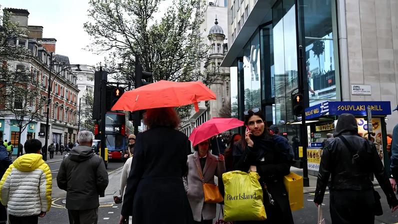 Pessoas caminham na Oxford Street em Londres 27 de março de 2026. REUTERS/Jaimi Joy/Foto de arquivo