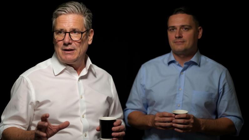 Foto de arquivo mostra o primeiro-ministro do Reino Unido, Keir Starmer, ao lado do secretário de Saúde, Wes Streeting, em visita ao Hospital University College London (UCLH), para ver de perto o uso da terapia por feixe de prótons. Imagem de 11 de setembro de 2024. Stefan Rousseau/Pool via REUTERS