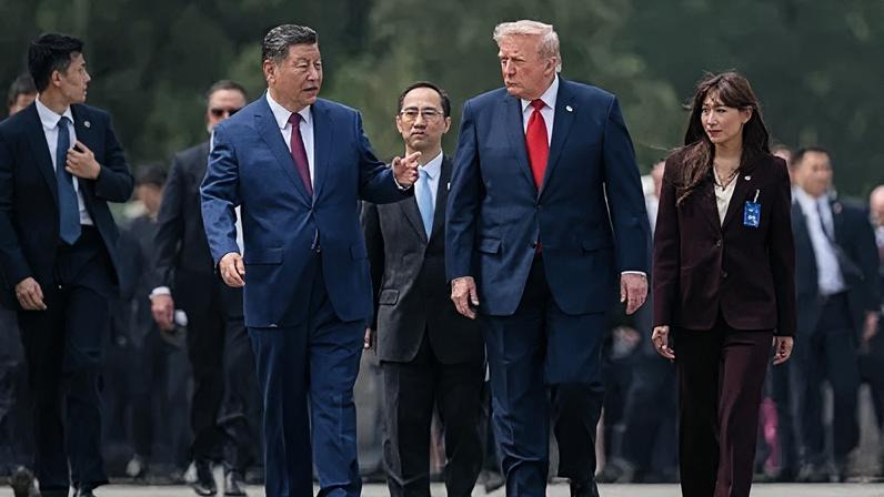 O presidente dos EUA, Donald Trump, e o presidente da China, Xi Jinping, visitam o Templo do Céu, em Pequim, 14 de maio de 2026