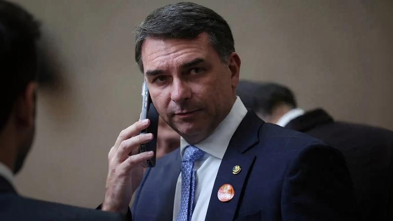 O senador Flávio Bolsonaro usa o celular ao chegar para a cerimônia de posse de Kassio Nunes (fora da foto) como novo presidente do Tribunal Superior Eleitoral, em Brasília, 12 de maio de 2026. REUTERS/Adriano Machado/File Photo