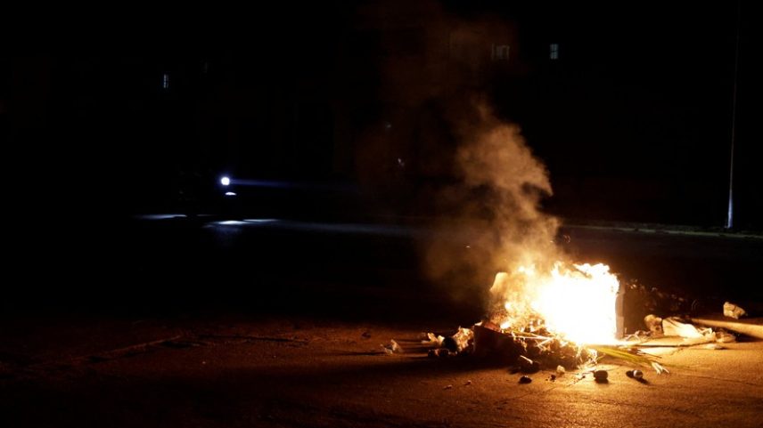 Cubanos põem fogo em pilha de lixo para protestar apagão de várias horas em Havana na noite de quarta-feira (13/05)