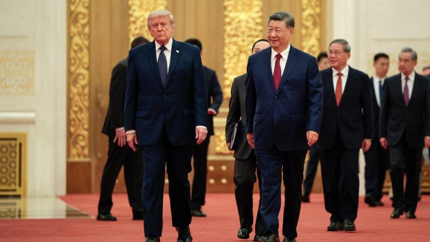 O presidente dos EUA, Donald Trump, e o presidente chinês, Xi Jinping, chegam para participar de um banquete de Estado no Grande Salão do Povo, em Pequim, China, em 14 de maio de 2026 — Foto: REUTERS/Evan Vucci