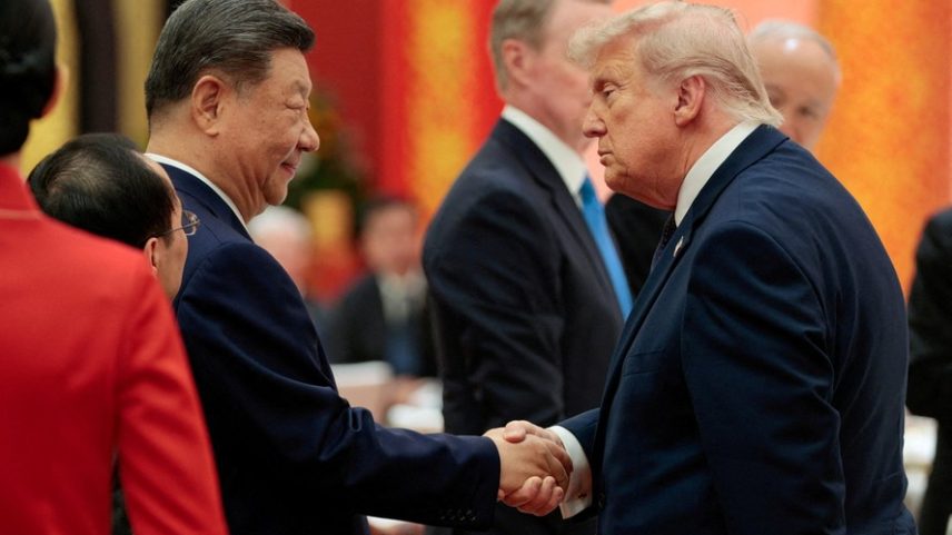 O presidente chinês Xi Jinping e o presidente dos EUA Donald Trump apertam as mãos em um banquete de Estado no Grande Salão do Povo, em Pequim, China, em 14 de maio de 2026