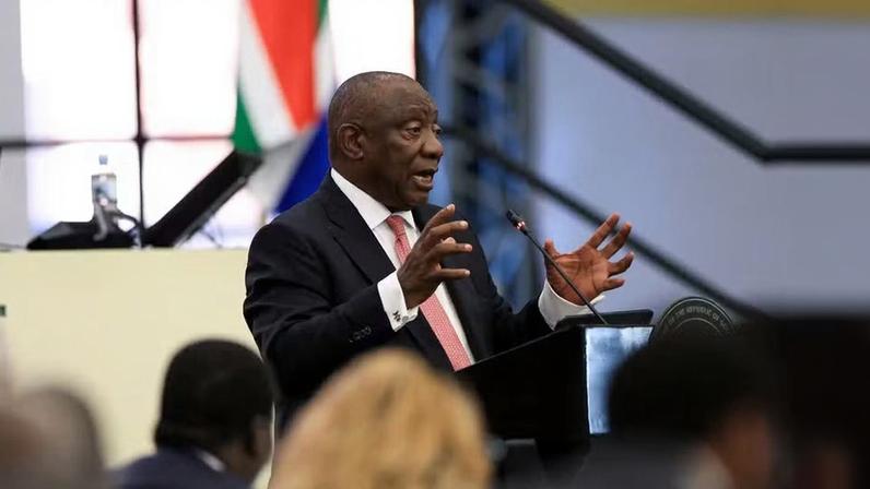 O presidente sul-africano Cyril Ramaphosa discursa para parlamentares na Cidade do Cabo, África do Sul, em 14 de maio de 2026