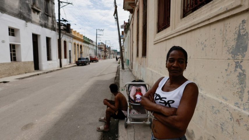 Moradores de Havana tentam se refrescar fora de casa em meio a colapso parcial da rede elétrica