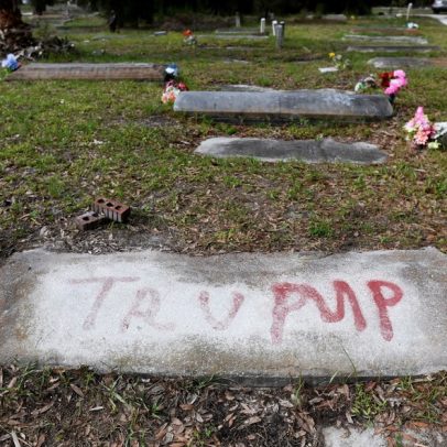 Cemitério negro na Flórida é vandalizado com pichações de 'Trump'