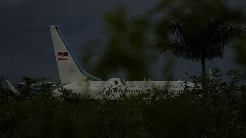 Avião do governo dos EUA é visto no Aeroporto Internacional de Havana 14 de maio de 2026 REUTERS/Norlys Perez