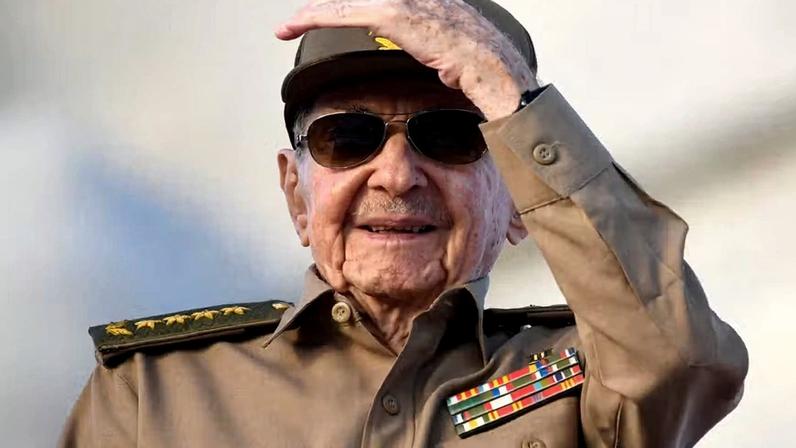 O ex-presidente de Cuba, Raúl Castro, observa uma manifestação do Dia do Trabalho em Havana, Cuba, em 1º de maio de 2025