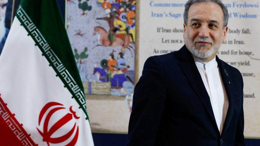 O ministro das Relações Exteriores do Irã, Abbas Araqchi, chega para uma entrevista coletiva na embaixada iraniana em Nova Delhi, Índia, em 15 de maio de 2026