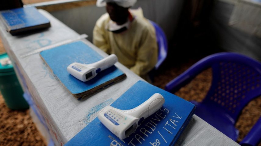 Termômetros são vistos na entrada de um centro de tratamento de Ebola na cidade de Butembo, no leste do Congo. — Foto: REUTERS/Zohra Bensemra