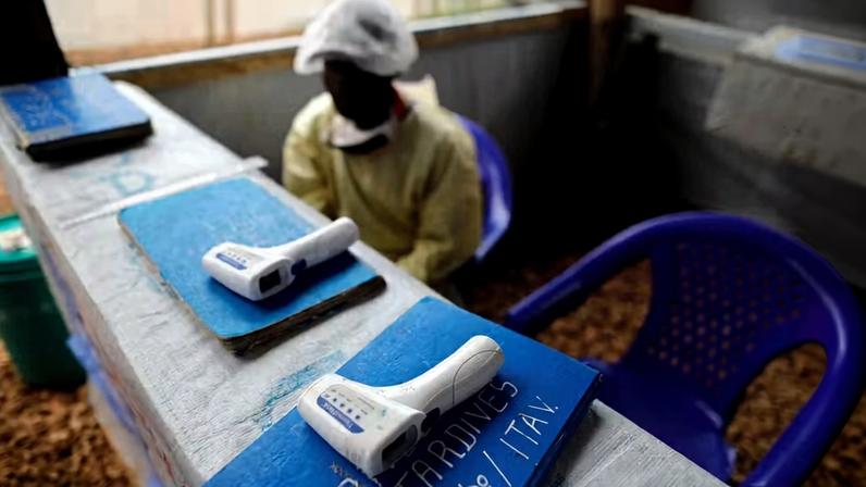 Termômetros são vistos na entrada de um Centro de Tratamento de Ebola na cidade de Butembo, no leste do Congo, República Democrática do Congo, em 4 de outubro de 2019