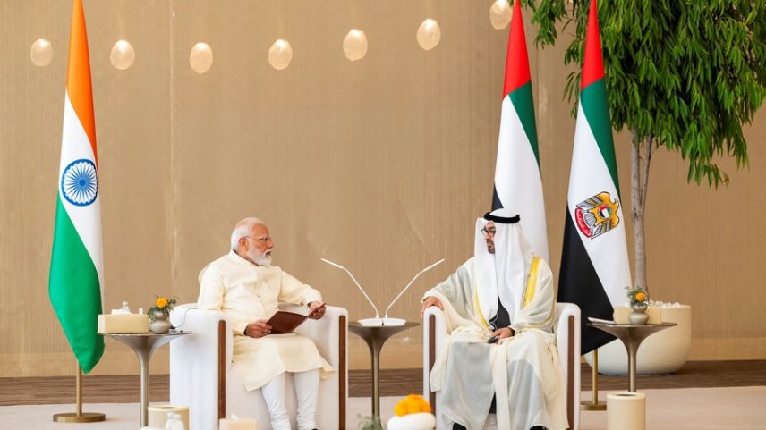 O presidente dos Emirados Árabes Unidos, Mohamed bin Zayed Al Nahyan, encontra-se com o primeiro-ministro indiano, Narendra Modi, durante uma recepção de visita oficial em Abu Dhabi, Emirados Árabes Unidos, em 15 de maio de 2026 — Foto: Mohamed Al Hammadi / Tribunal Presidencial dos Emirados Árabes Unidos / Divulgação via REUTERS