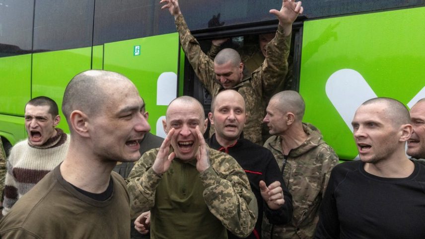 Militares ucranianos e ex-prisioneiros de guerra reagem após pisarem em solo ucraniano depois de uma troca de prisioneiros com a Rússia , em meio ao ataque russo à Ucrânia, em um local não divulgado na Ucrânia, em 15 de maio de 2026