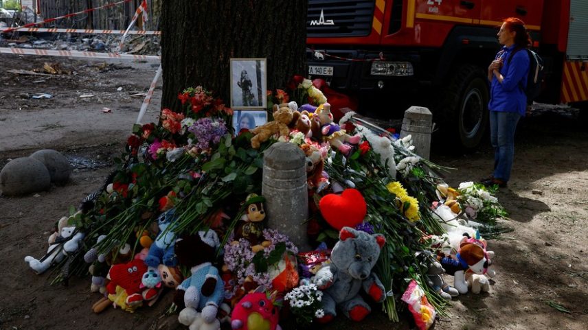 Memorial com flores e outros presentes perto de local de ataque mortal a Kiev